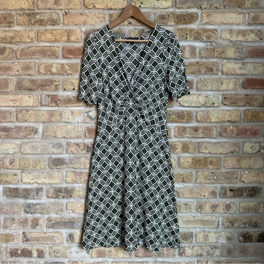 Banana Republic Olive Green & White Geometric Short Sleeved Midi Dress